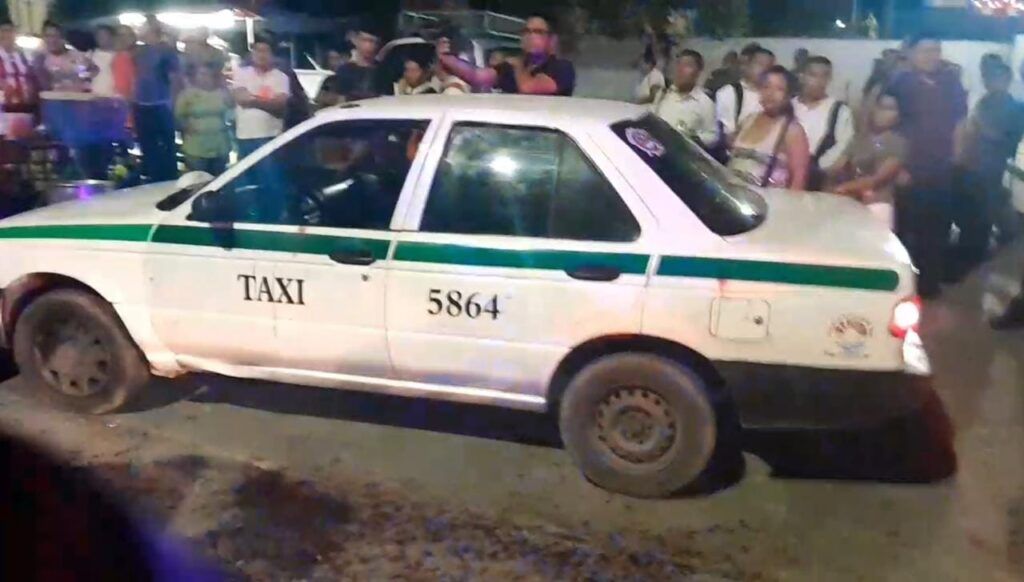 Hombre es golpeado por taxistas en Cancún