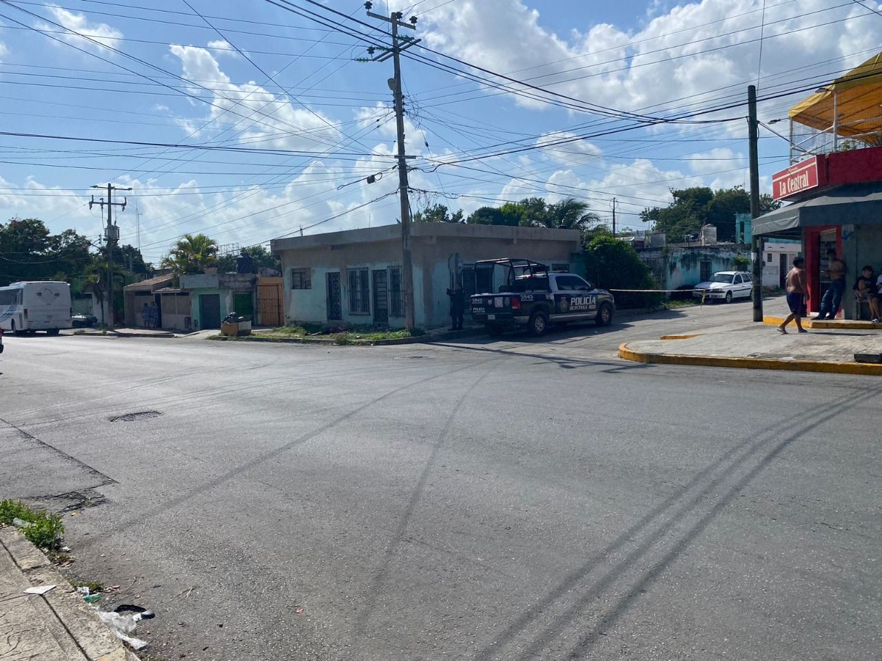 Ejecutan a un hombre y hieren a otro, cerca del bar 'Génesis' de Cancún; hay tres detenidos