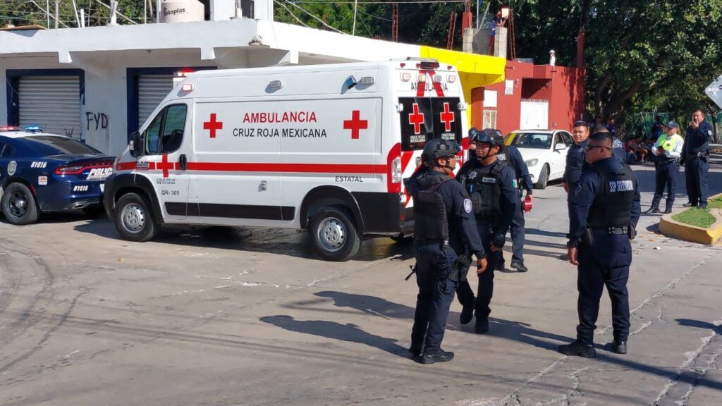 Deja dos policías lesionados aparatoso choque entre patrulla y camioneta en Playa del Carmen