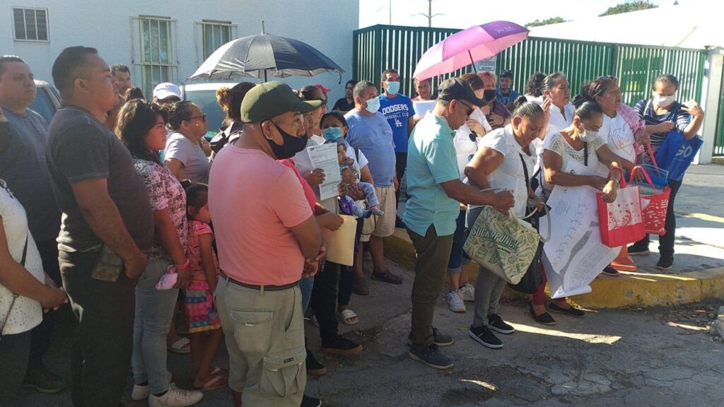 Protestan habitantes de colonias contra la CFE en Cancún por cortes al servicio