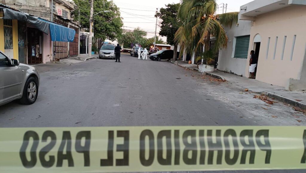 Balean a policía municipal tras salir de su casa, en la Región 100 de Cancún