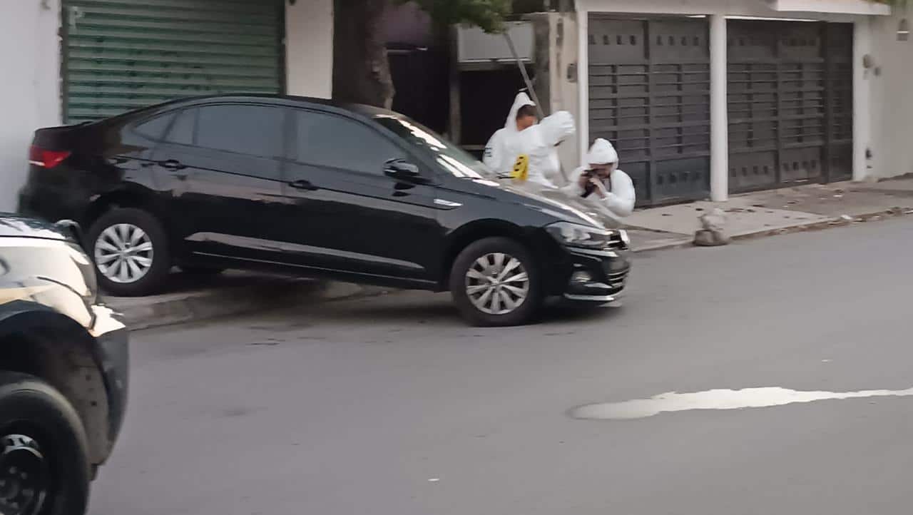 Balean a policía municipal tras salir de su casa, en la Región 100 de Cancún