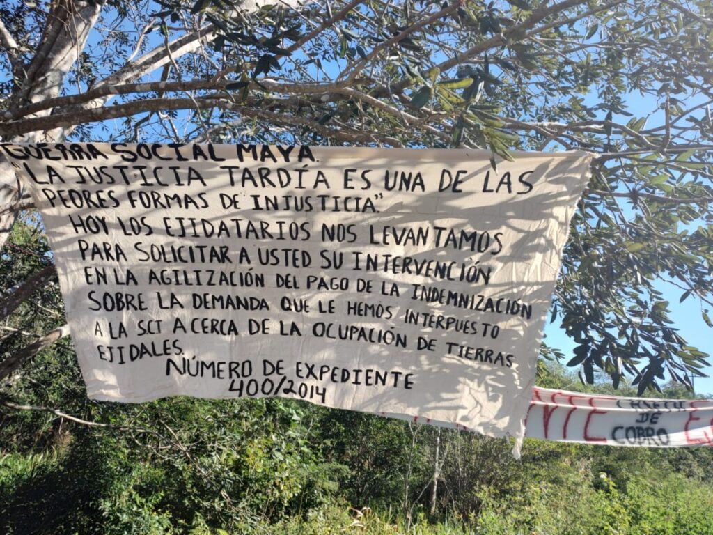 Bloquean ejidatarios de Tihosuco carretera a Mérida; piden indemnización de tierras expropiadas
