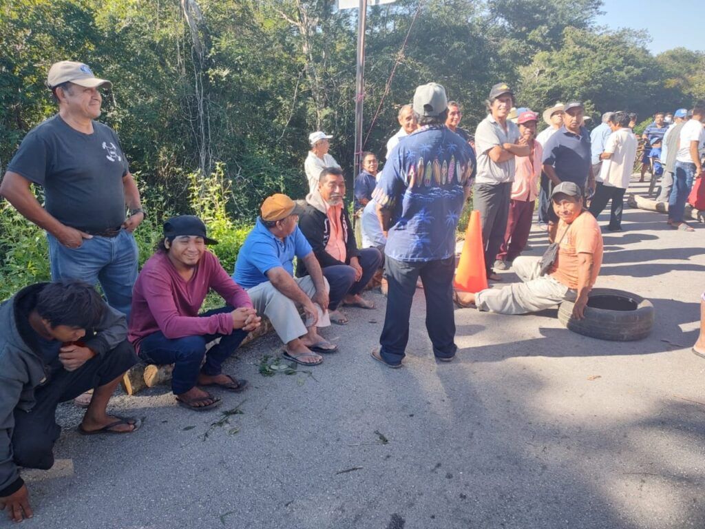 Bloquean ejidatarios de Tihosuco carretera a Mérida; piden indemnización de tierras expropiadas