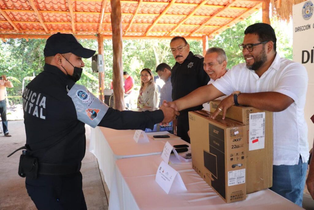 “Chepe” Contreras dignifica a los policías de Bacalar