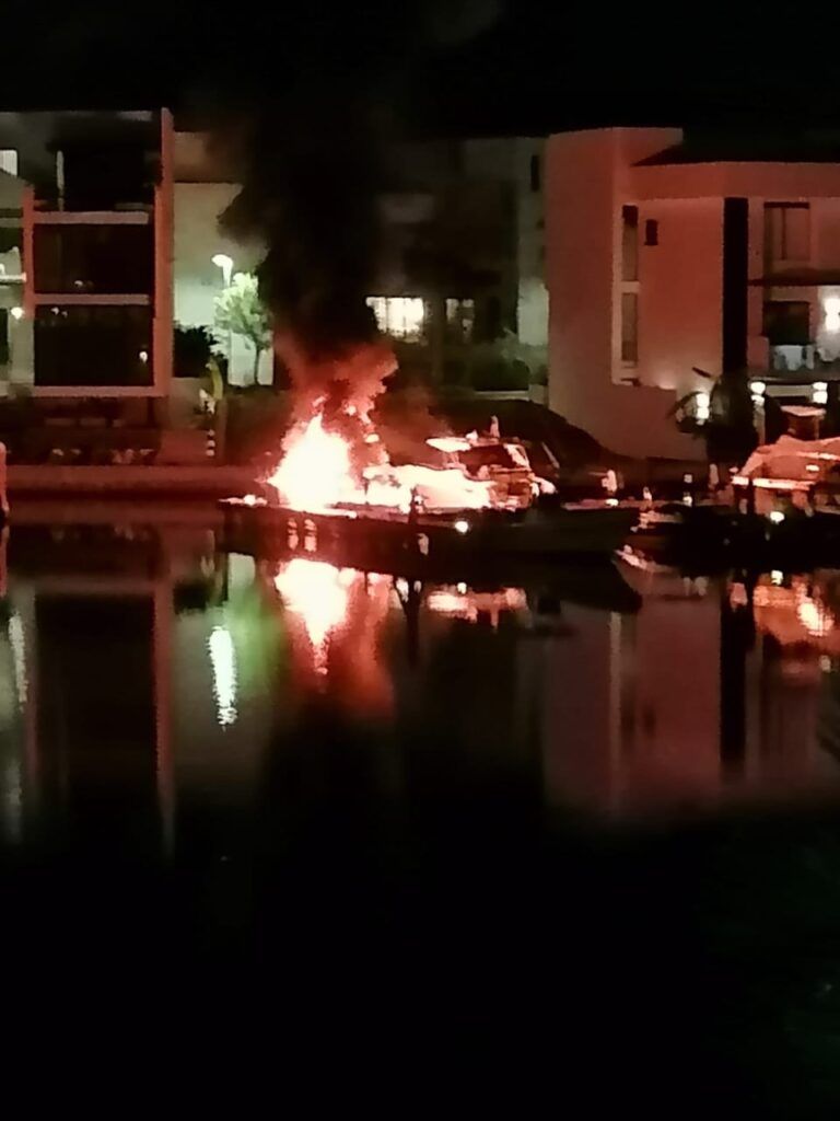 Consume incendio yate en un muelle de Residencial Laguna Uno de Puerto Cancún