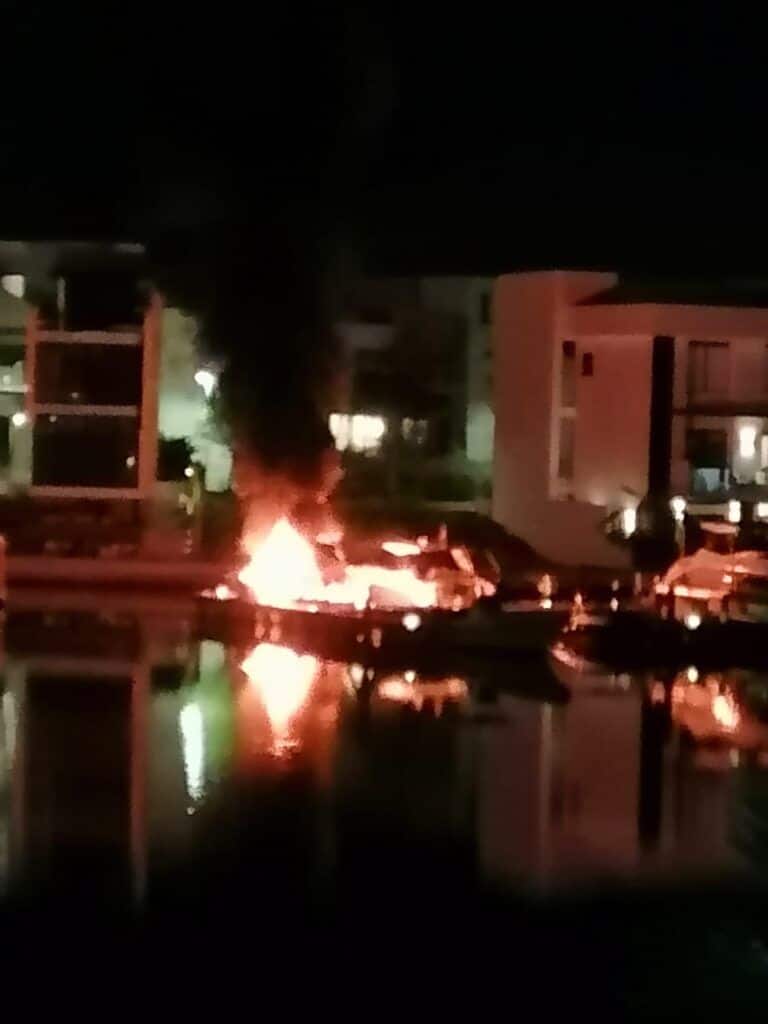 Consume incendio yate en un muelle de Residencial Laguna Uno de Puerto Cancún