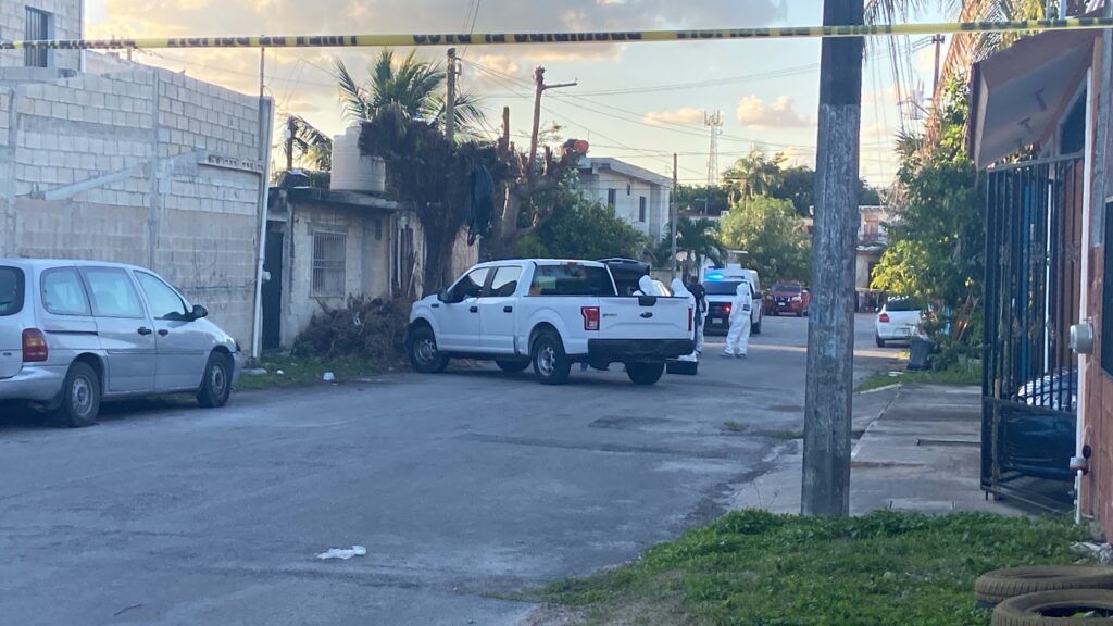 Localizan una camioneta con dos cuerpos sin vida en la Supermanzana 510 de Cancún