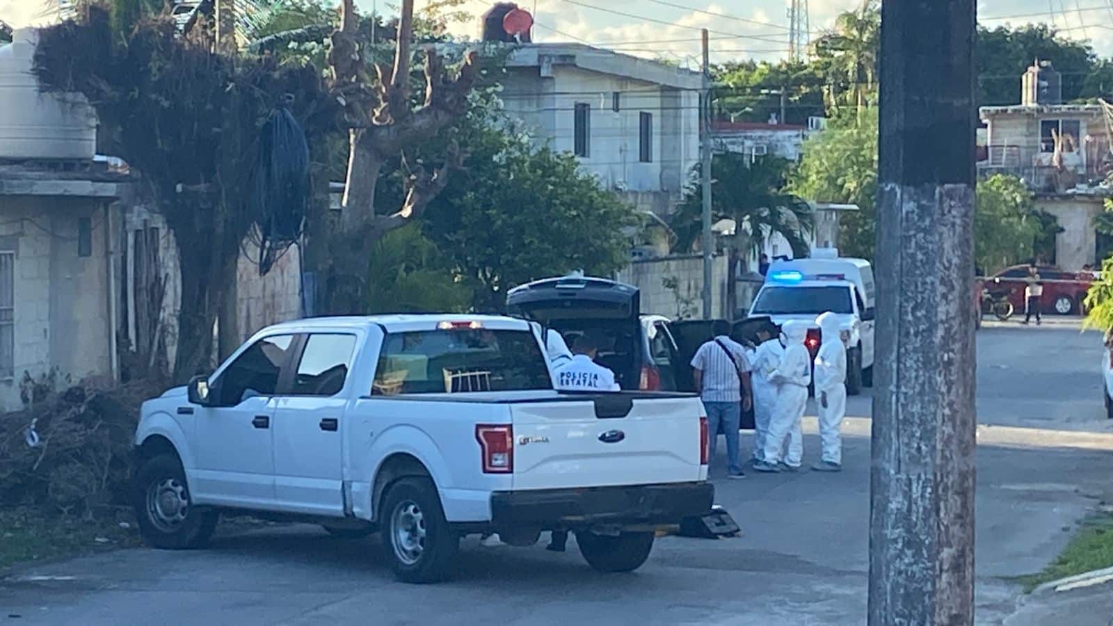 Localizan una camioneta con dos cuerpos sin vida en la Supermanzana 510 de Cancún