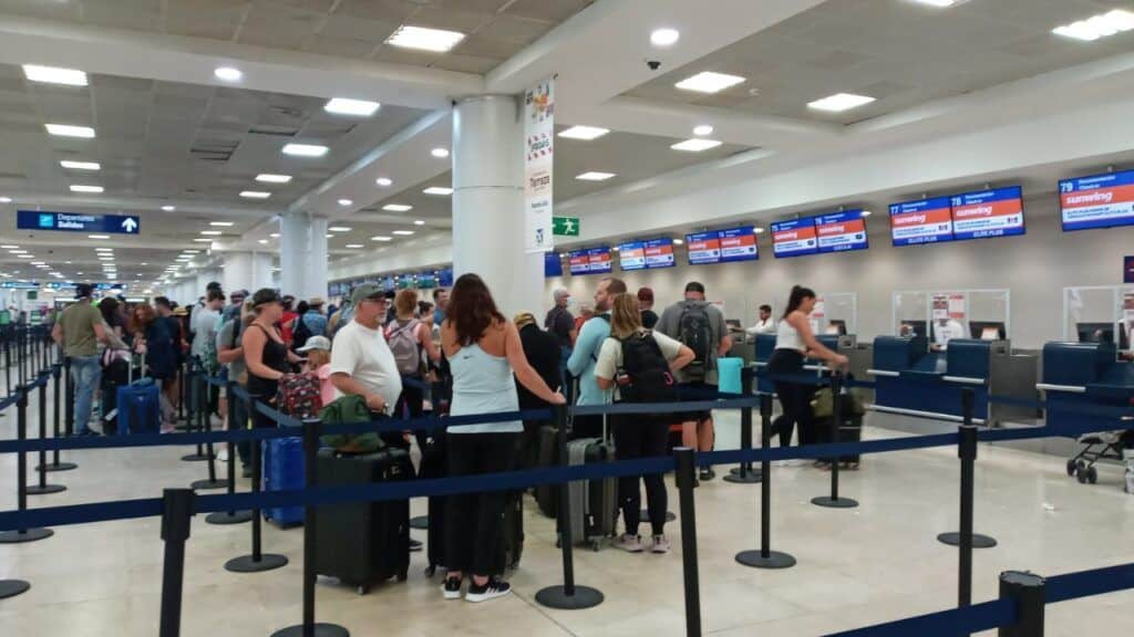 Por bloqueo, trasladan a turistas en patrullas al Aeropuerto Internacional de Cancún