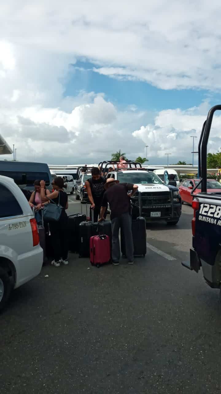 Por bloqueo, trasladan a turistas en patrullas al Aeropuerto Internacional de Cancún