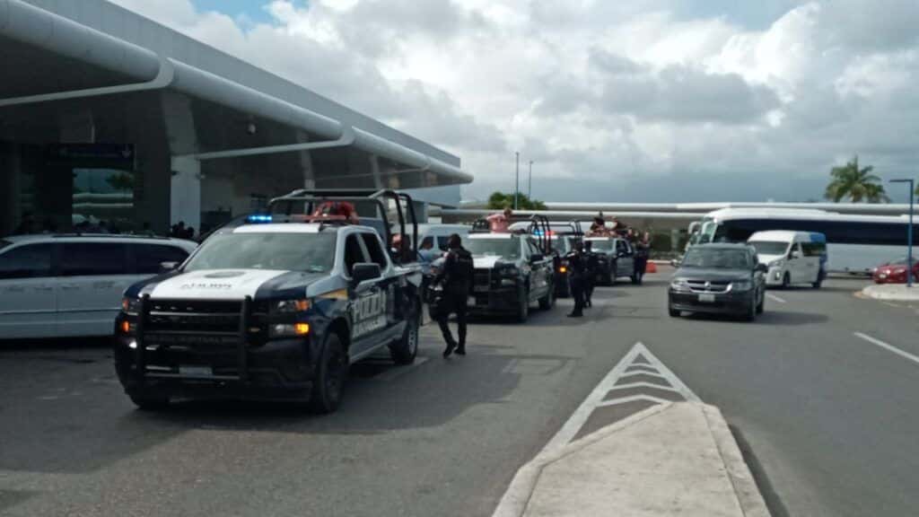 Por bloqueo, trasladan a turistas en patrullas al Aeropuerto Internacional de Cancún