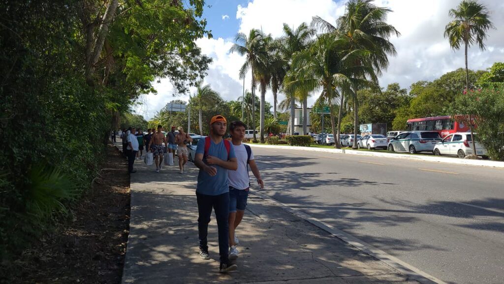 Obstruyen taxistas el Boulevard Kukulcán