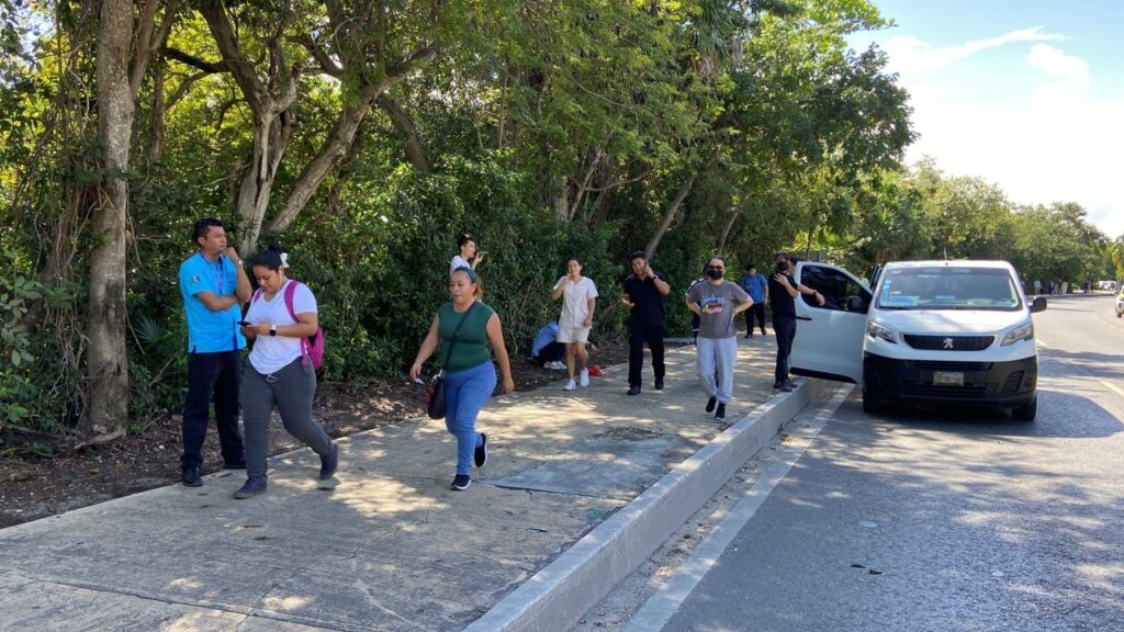 Obstruyen taxistas el Boulevard Kukulcán