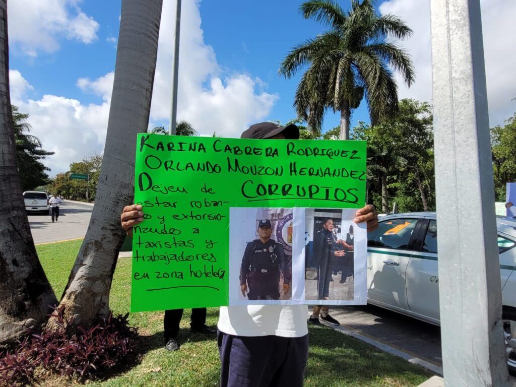 Obstruyen taxistas el Bolulevard Kukulcán