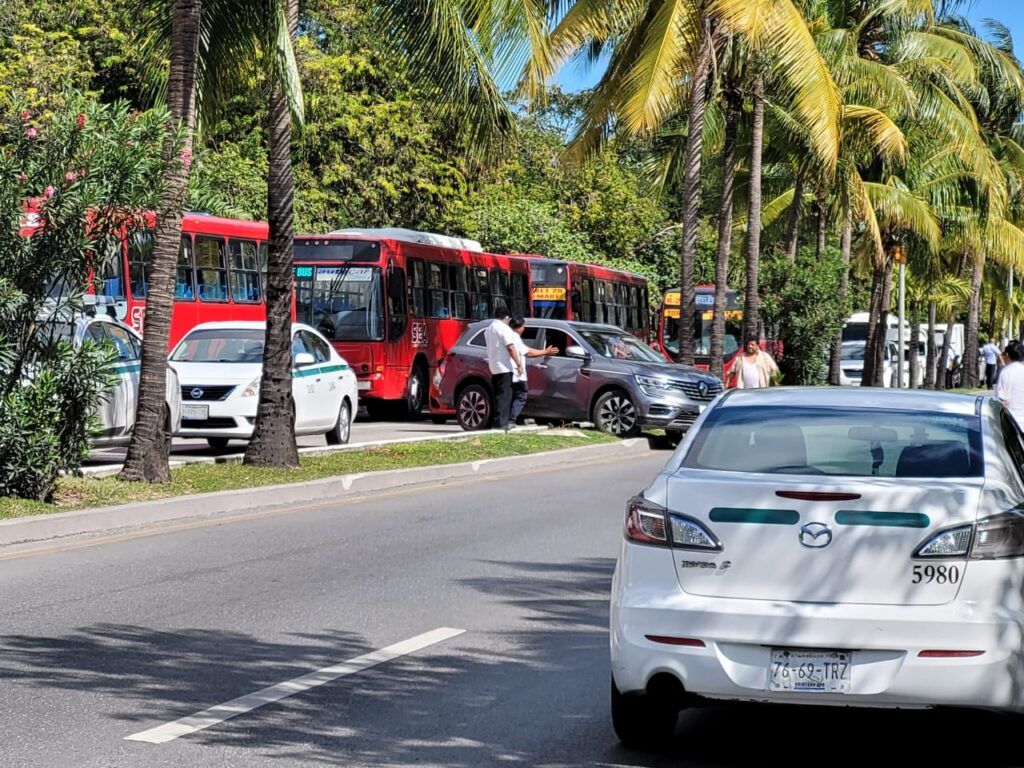 Obstruyen taxistas el Boulevard Kukulcán