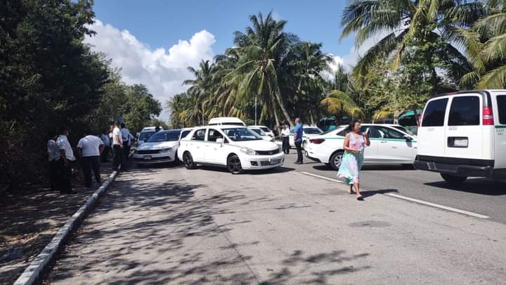 Bloquean taxistas accesos a la Zona Hotelera