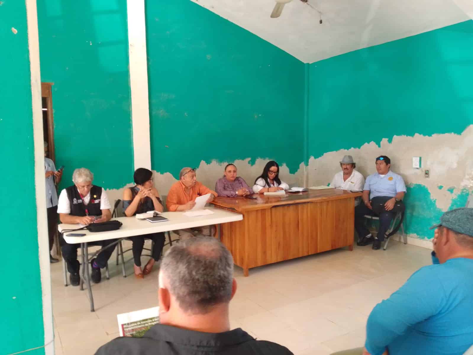 Acude Cristina Torres a Chiquilá, luego de bloqueo de muelle por naviera
