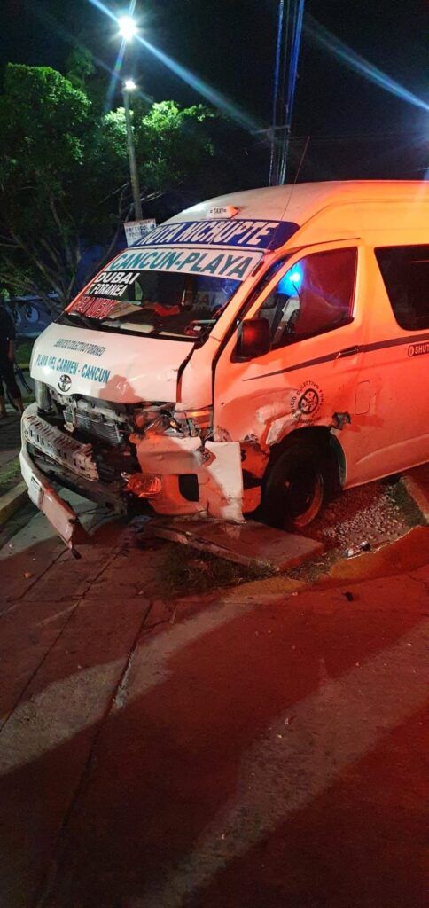 Aparatoso percance entre una van de transporte público y un vehículo particular, deja cuatro personas lesionadas en Cancún