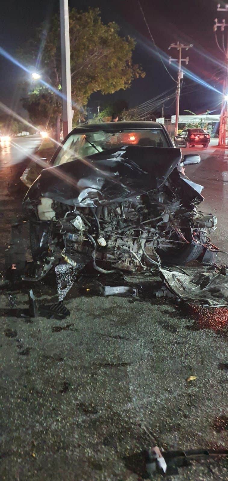 Aparatoso percance entre una van de transporte público y un vehículo particular, deja cuatro personas lesionadas en Cancún