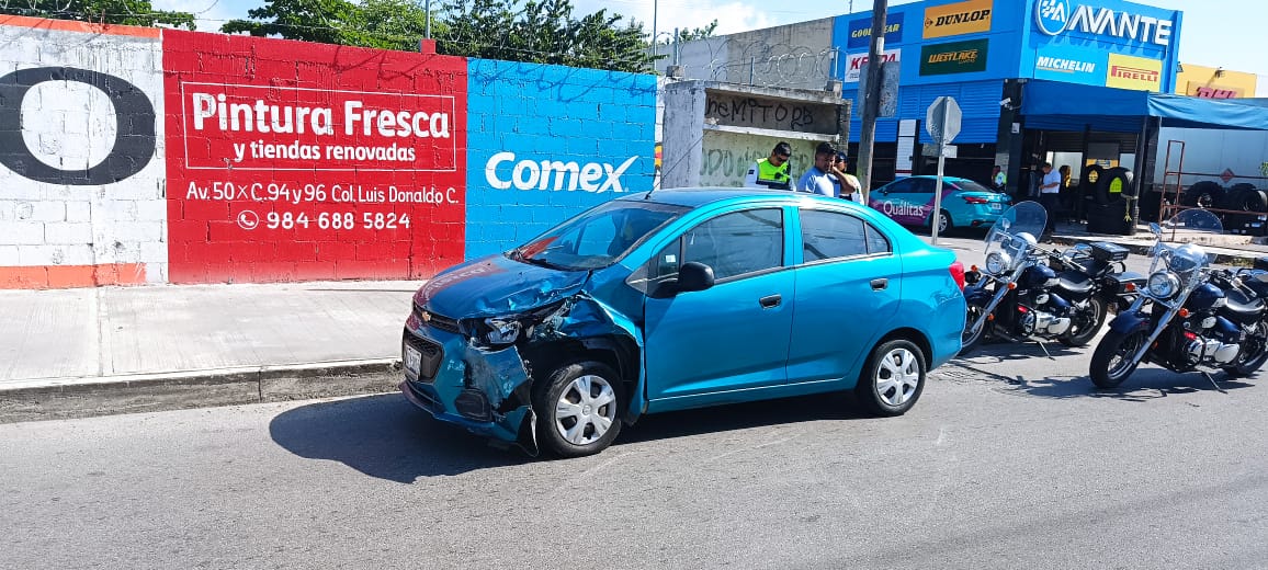 Aparatoso percance vehicular bajando el puente de Playa del Carmen