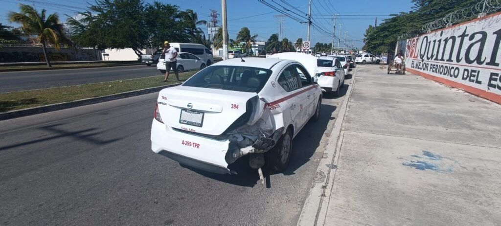 Aparatoso percance vehicular bajando el puente de Playa del Carmen