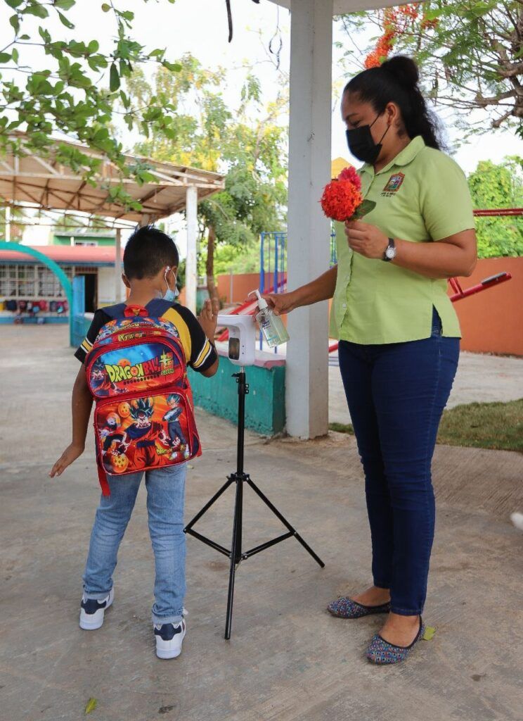 Apoya gobierno de Puerto Morelos a padres de familia en el registro de estudiantes de nuevo ingreso