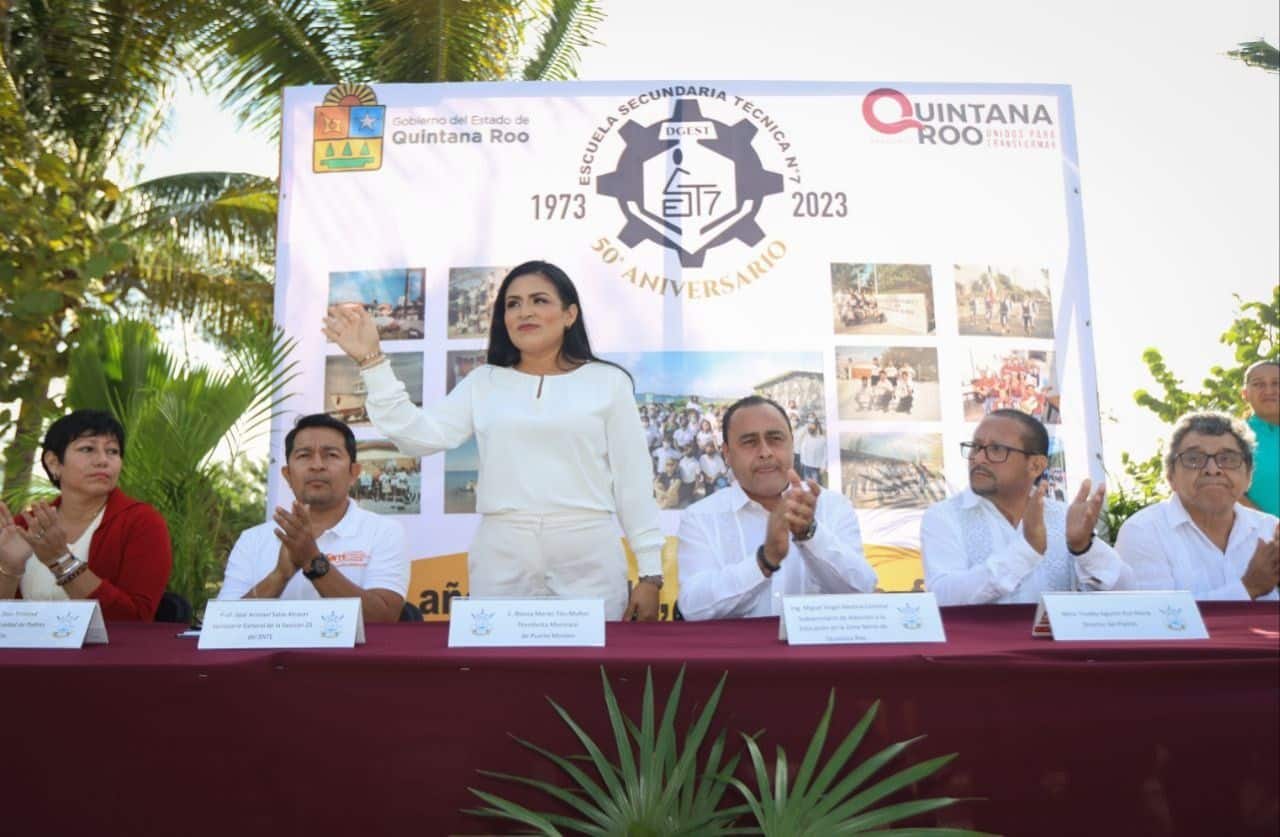 Asiste Blanca Merari a la celebración del 50 aniversario de la Secundaria Técnic #7