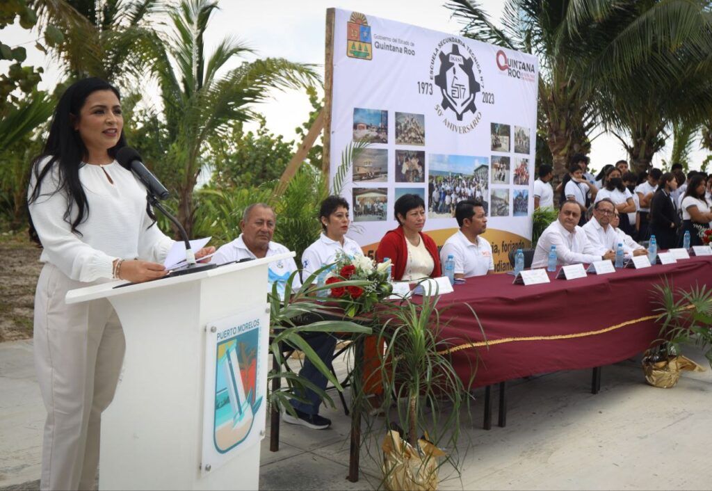 Asiste Blanca Merari a la celebración del 50 aniversario de la Secundaria Técnic #7