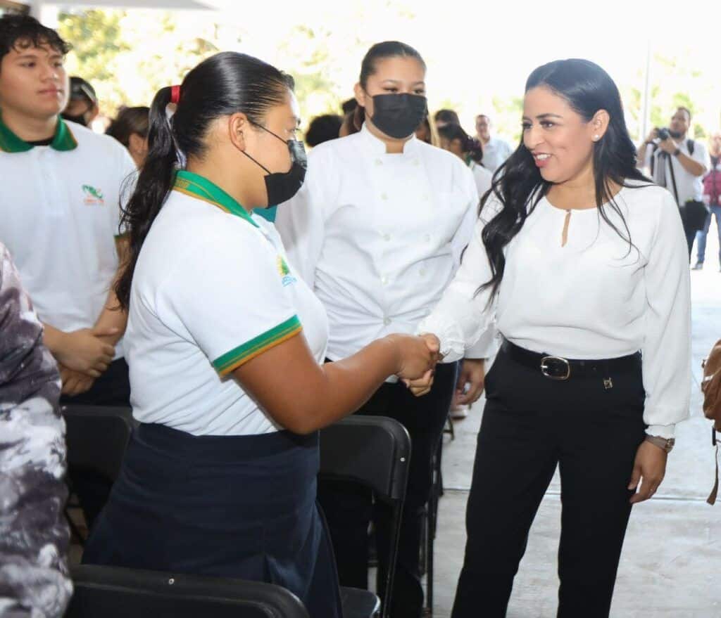 Acompaña Blanca Merari a la gobernadora durante la donación de material y equipamiento para el CECYTE de Leona Vicario