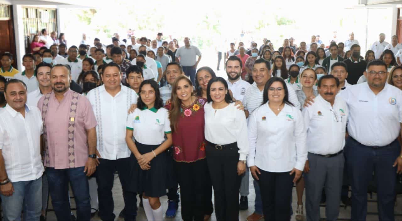 Acompaña Blanca Merari a la gobernadora durante la donación de material y equipamiento para el CECYTE de Leona Vicario