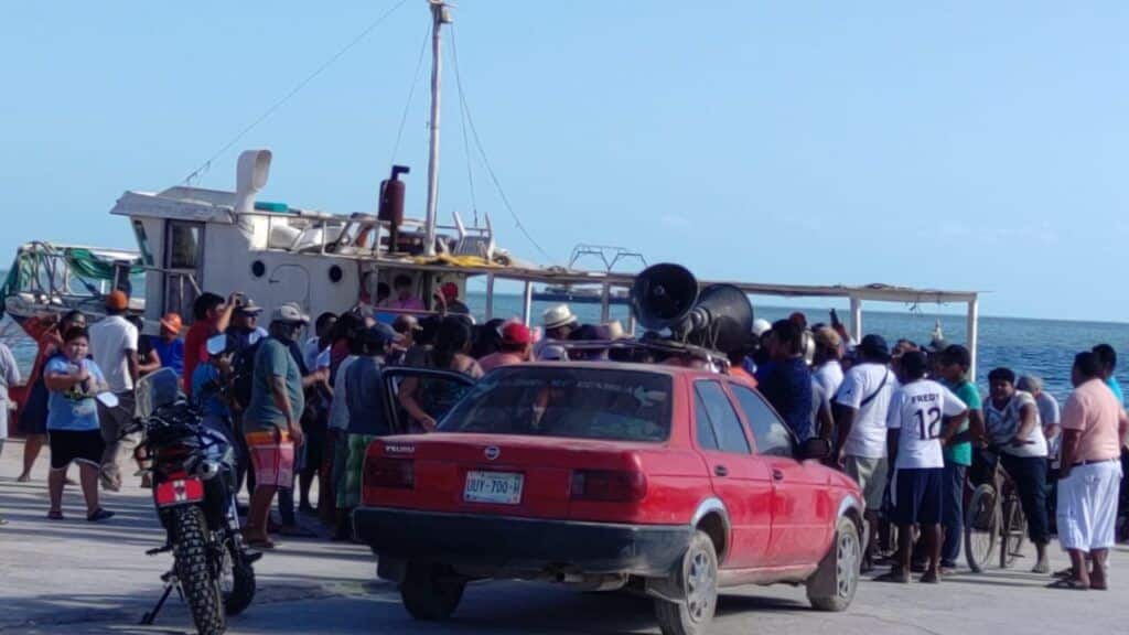 Bloquean ciudadanos de Chiquilá cruce a Holbox, por queja contra la CFE