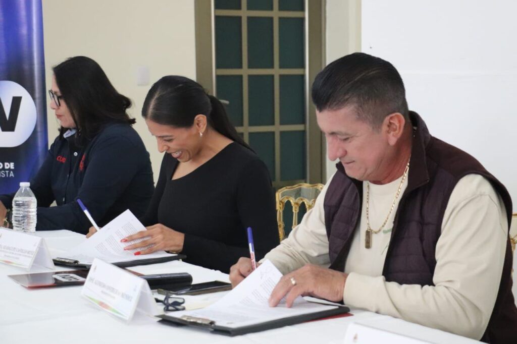 “Chepe” Contreras y el Centro Universitario de Desarrollo Vanguardista brindan oportunidades en educación a personal del municipio de Bacalar y sus familias