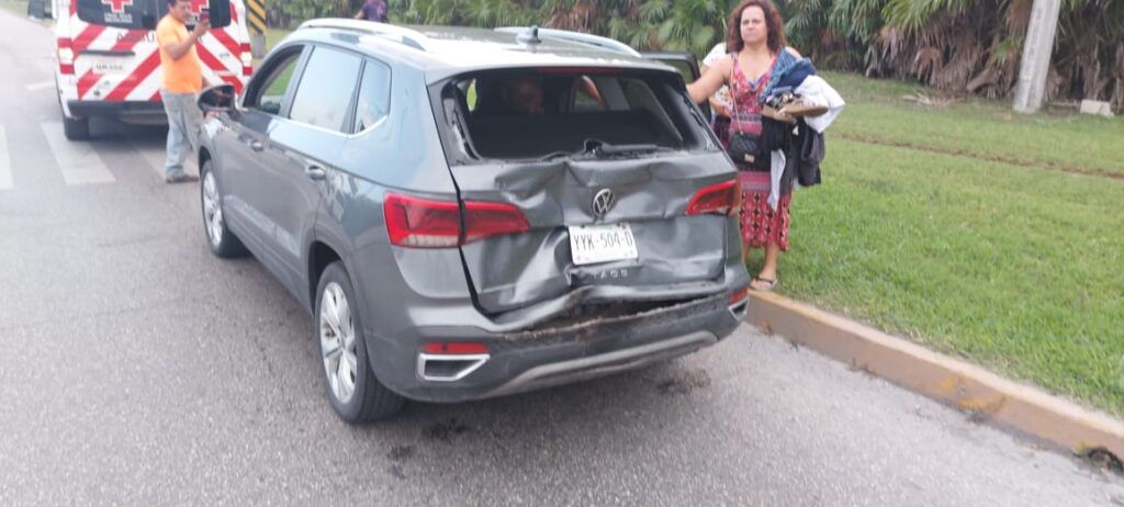 Deja al menos 10 lesionados choque entre auto y combi de transporte foráneo en Playa del Carmen