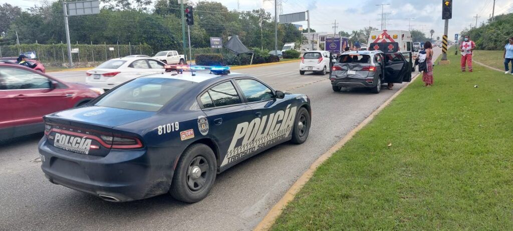 Deja al menos 10 lesionados choque entre auto y combi de transporte foráneo en Playa del Carmen