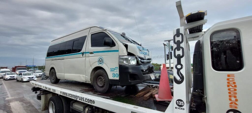 Deja al menos 10 lesionados choque entre auto y combi de transporte foráneo en Playa del Carmen