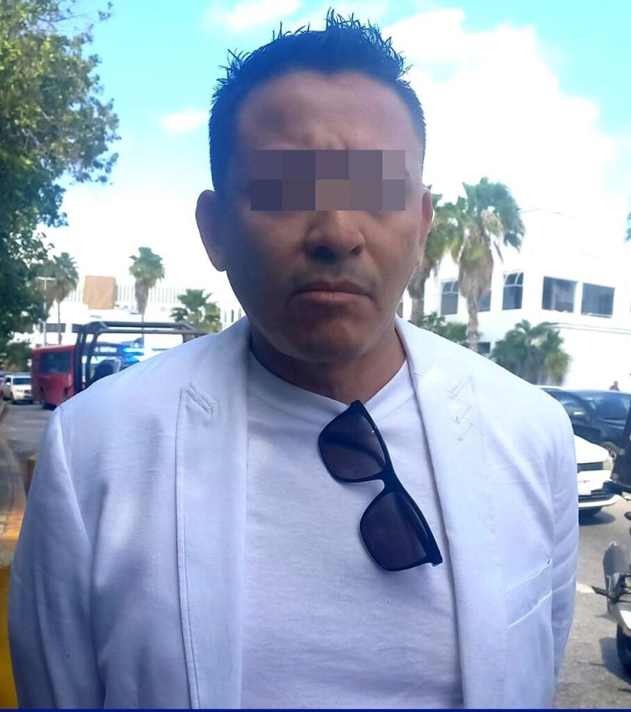 Detienen a juez que amenazó a mujer con arma blanca en Cancún