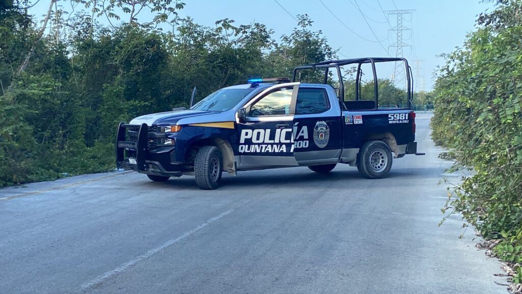 Hallan un cadáver ensabanado cerca de la entrada del fraccionamiento Real Valencia de Cancún