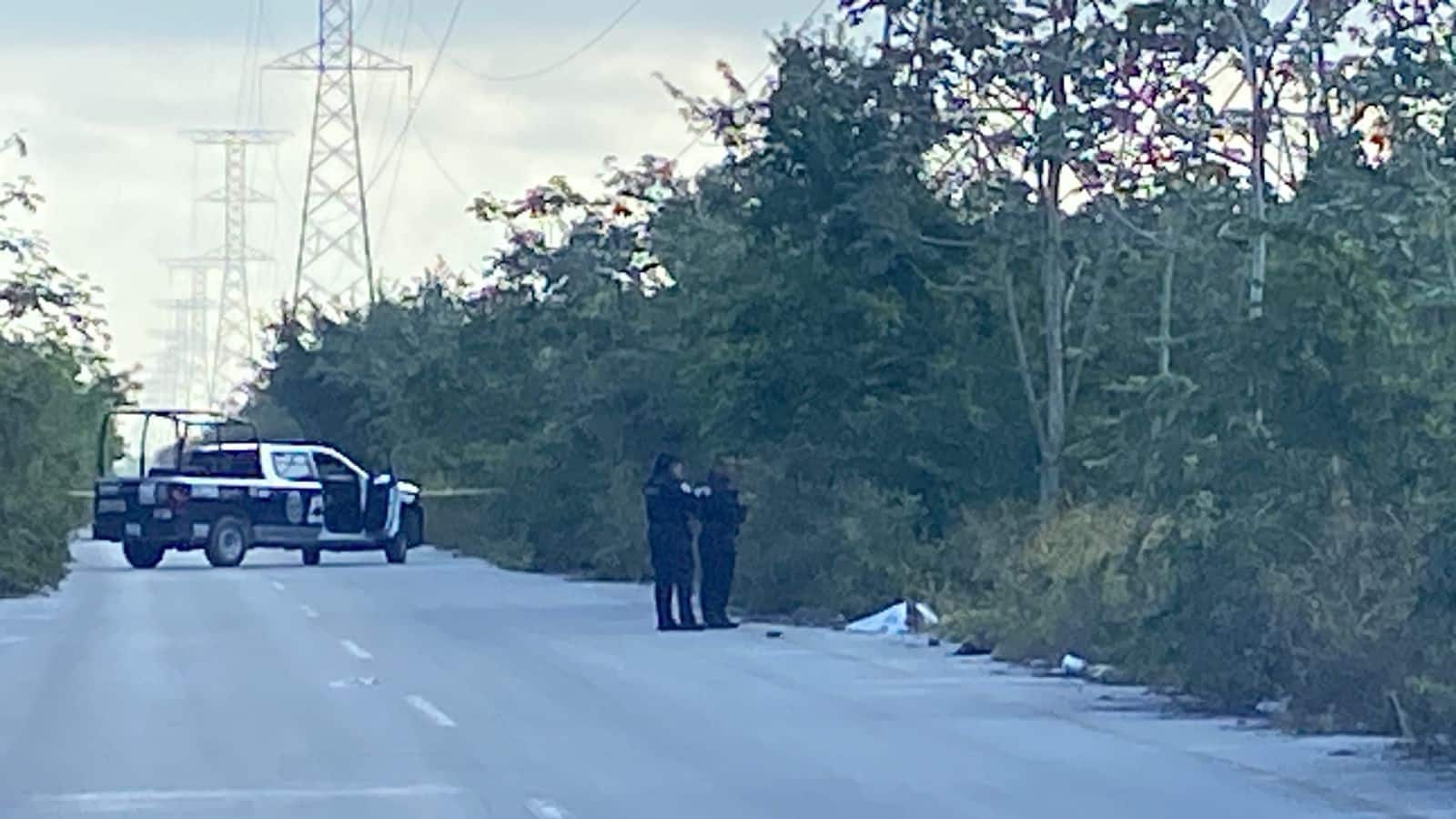 Hallan un cadáver ensabanado cerca de la entrada del fraccionamiento Real Valencia de Cancún