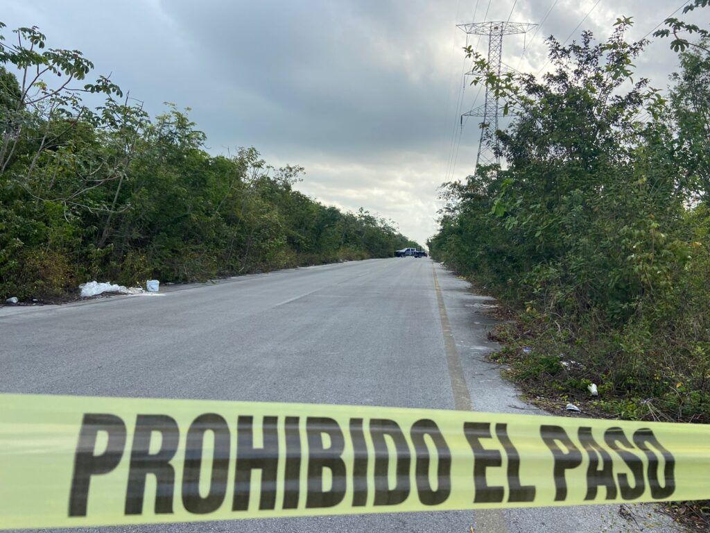 Hallan un cadáver ensabanado cerca de la entrada del fraccionamiento Real Valencia de Cancún