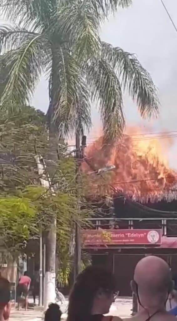 Incendio consume dos palapas en Holbox