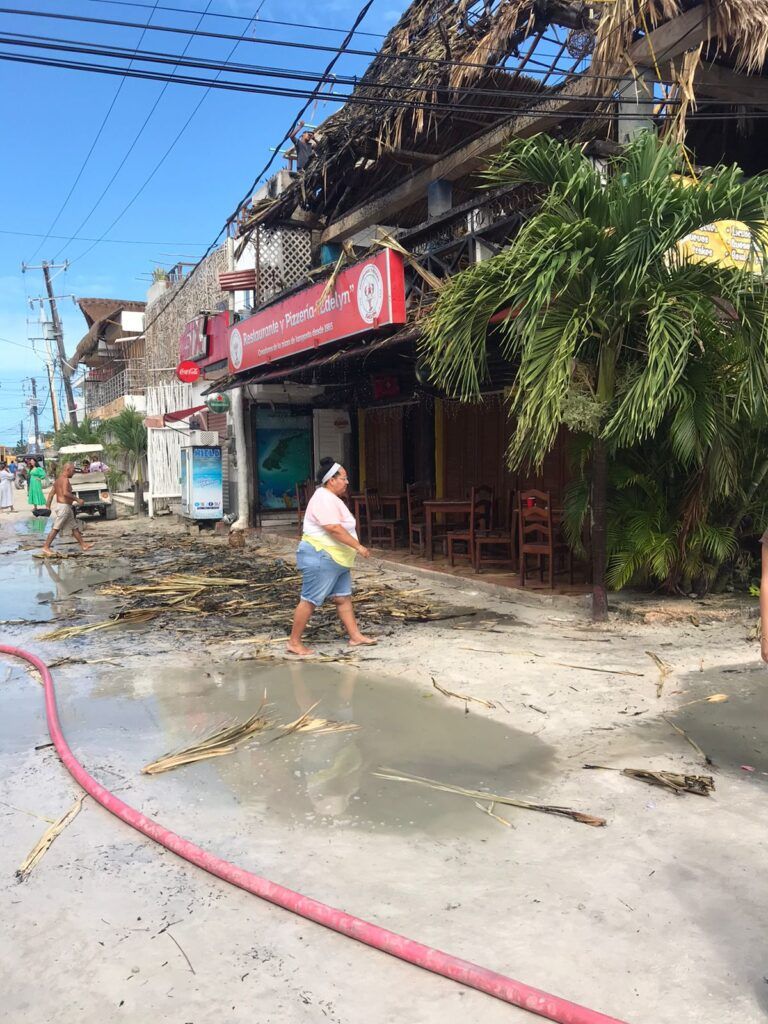 Incendio consume dos palapas en Holbox