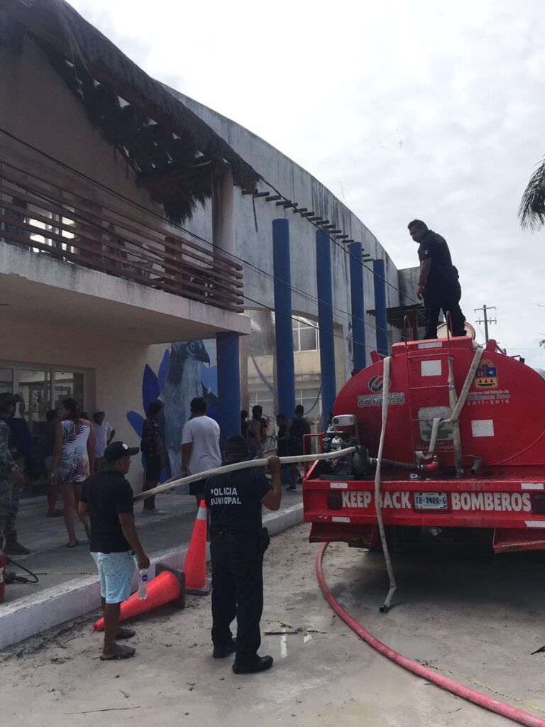 Incendio consume dos palapas en Holbox