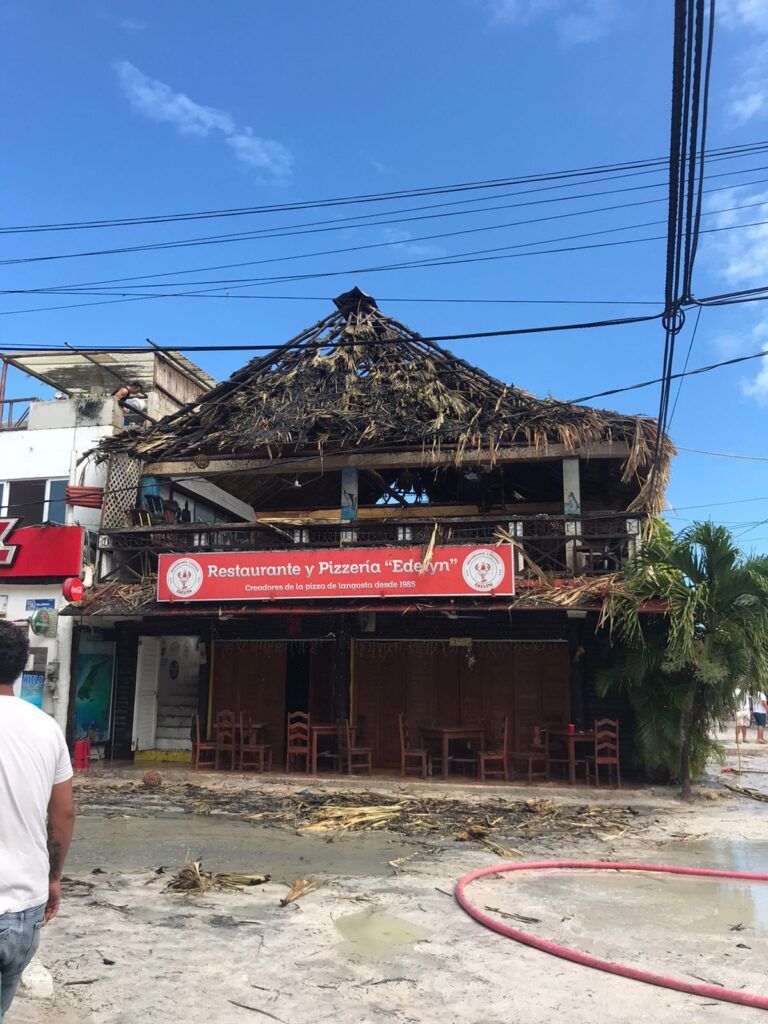 Incendio consume dos palapas en Holbox