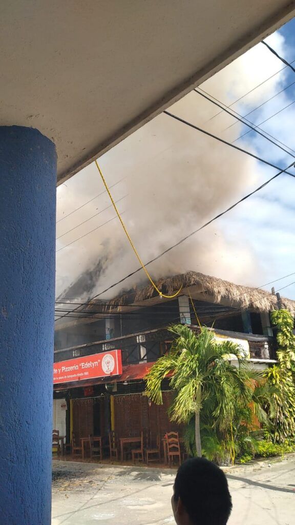 Incendio consume dos palapas en Holbox