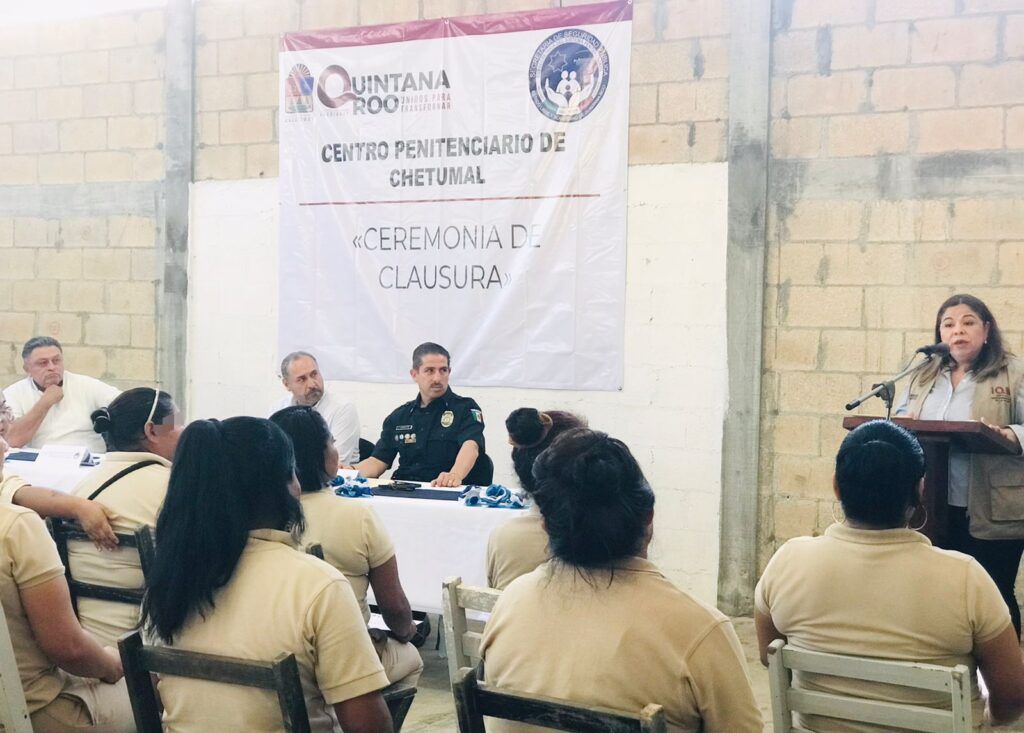 -Con cursos y talleres para fortalecer su autoestima y capacidades

Chetumal.- Para impulsar la capacitación, la autoeconomía y lograr una reinserción social efectiva en las mujeres en situación de reclusión, el Instituto Quintanarroense de la Mujer (IQM), realizó la clausura del curso “Elaboración de Salsas Caseras” que se llevó a cabo en el Centro Penitenciario de la capital del estado.

El IQM fortalece las acciones de reinserción social que impulsa la gobernadora Mara Lezama Espinosa para mejorar la calidad de vida de las y los quintanarroenses como se establece en el Nuevo Acuerdo por el Bienestar y Desarrollo de Quintana Roo.

La titular del IQM María Hadad Castillo destacó, que mediante la capacitación se brinda a las mujeres en situación de reclusión los conocimientos y herramientas necesarias que les permita desarrollarse, resaltó que estas acciones se realizan con perspectiva de género, enfoque de derechos humanos e interculturalidad.

“Con estas acciones seguimos trabajando en la encomienda de la gobernadora Mara Lezama Espinosa de dignificar la vida de las mujeres que se encuentran en el Centro Penitenciario, a través de cursos y talleres para que tengan una vida activa, social, económica, y que puedan generar ingresos propios”, detalló.

Son 15 mujeres del Centro Penitenciario de Chetumal, que participaron en este curso de capacitación, los cuales tuvieron una duración de siete días con sesiones de dos horas cada uno, en el que se instruyó a las mujeres de cómo preparar algunas recetas representativas de técnicas que les ayudarán después, a dominar la combinación de los ingredientes y a realizar sus propias salsas caseras.

El IQM mantiene sus capacitaciones constantes en el Centro Penitenciario de mujeres para que durante su internamiento reciban atención con actividades que les permita fortalecer su autoestima y sus capacidades.

Cabe mencionar que los productos que elaboren se van a ofertar a través de las ferias manos emprendedoras en ventas especiales, con estas acciones contribuimos a brindarles las herramientas y habilidades de vida mientras están en reclusión.