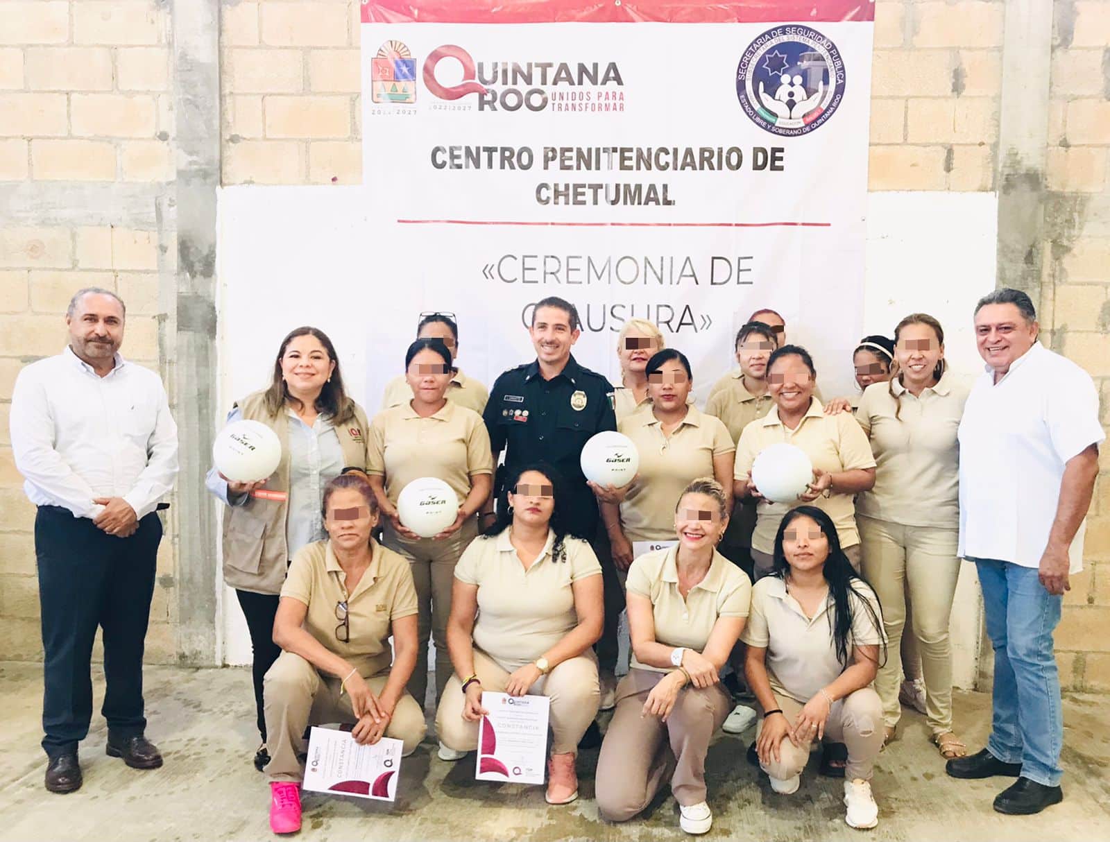 -Con cursos y talleres para fortalecer su autoestima y capacidades Chetumal.- Para impulsar la capacitación, la autoeconomía y lograr una reinserción social efectiva en las mujeres en situación de reclusión, el Instituto Quintanarroense de la Mujer (IQM), realizó la clausura del curso “Elaboración de Salsas Caseras” que se llevó a cabo en el Centro Penitenciario de la capital del estado. El IQM fortalece las acciones de reinserción social que impulsa la gobernadora Mara Lezama Espinosa para mejorar la calidad de vida de las y los quintanarroenses como se establece en el Nuevo Acuerdo por el Bienestar y Desarrollo de Quintana Roo. La titular del IQM María Hadad Castillo destacó, que mediante la capacitación se brinda a las mujeres en situación de reclusión los conocimientos y herramientas necesarias que les permita desarrollarse, resaltó que estas acciones se realizan con perspectiva de género, enfoque de derechos humanos e interculturalidad. “Con estas acciones seguimos trabajando en la encomienda de la gobernadora Mara Lezama Espinosa de dignificar la vida de las mujeres que se encuentran en el Centro Penitenciario, a través de cursos y talleres para que tengan una vida activa, social, económica, y que puedan generar ingresos propios”, detalló. Son 15 mujeres del Centro Penitenciario de Chetumal, que participaron en este curso de capacitación, los cuales tuvieron una duración de siete días con sesiones de dos horas cada uno, en el que se instruyó a las mujeres de cómo preparar algunas recetas representativas de técnicas que les ayudarán después, a dominar la combinación de los ingredientes y a realizar sus propias salsas caseras. El IQM mantiene sus capacitaciones constantes en el Centro Penitenciario de mujeres para que durante su internamiento reciban atención con actividades que les permita fortalecer su autoestima y sus capacidades. Cabe mencionar que los productos que elaboren se van a ofertar a través de las ferias manos emprendedoras en ventas especiales, con estas acciones contribuimos a brindarles las herramientas y habilidades de vida mientras están en reclusión.