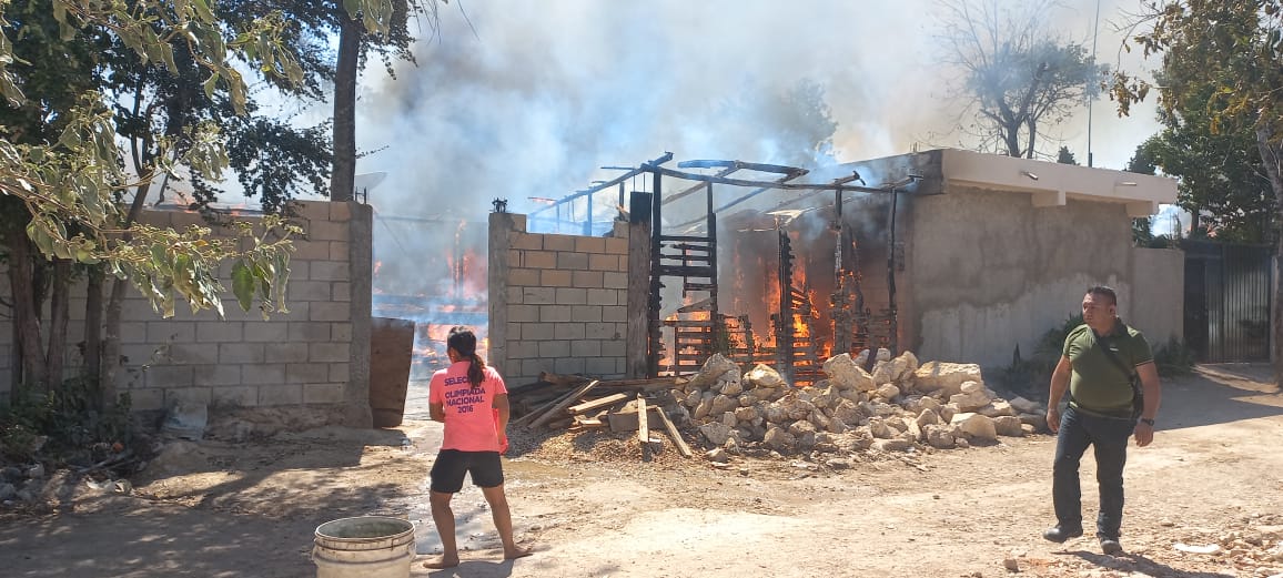 Incendio en Tulum consume varias casas y parte de un hotel