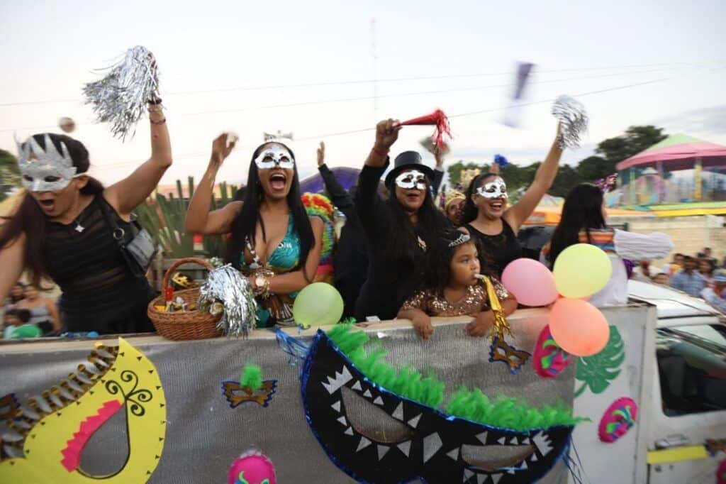 Invade la alegría a Puerto Morelos durante el tradicional paseo de carros alegóricos del Carnaval 2023