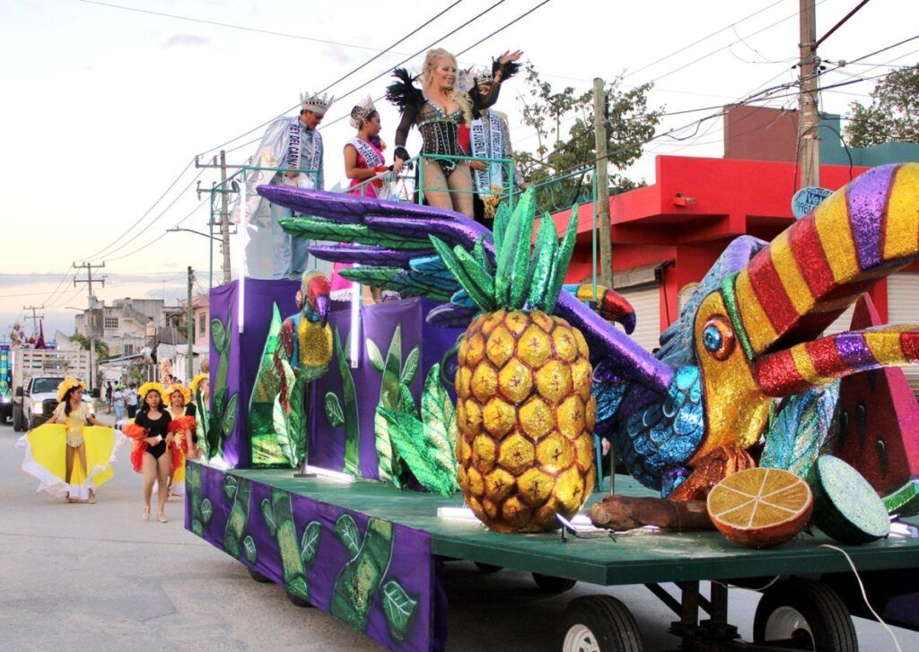 Invade la alegría a Puerto Morelos durante el tradicional paseo de carros alegóricos del Carnaval 2023